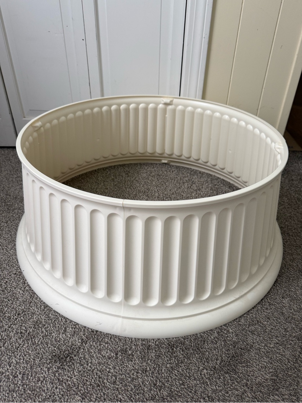 Tree Nest Rome Round Plastic Christmas Tree Collar Ivory 4-Piece Magnetic